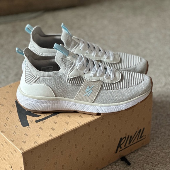 Rival tennis shoe (women’s) - Picture 1 of 4